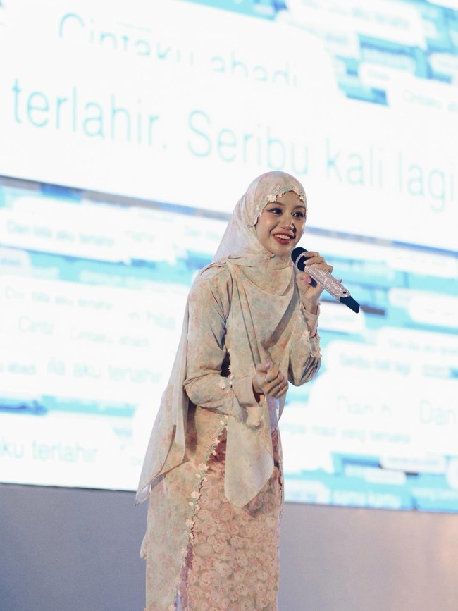 Ghea Indrawari Anggun Berhijab Saat Manggung di Jambi