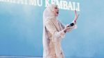 Ghea Indrawari Anggun Berhijab Saat Manggung di Jambi