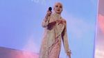 Ghea Indrawari Anggun Berhijab Saat Manggung di Jambi