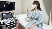 Ghea Youbi juga membagikan momen saat dirinya menjalani pemeriksaan. Meskipun terlihat lemas, ia masih menyempatkan diri untuk berpose ke arah kamera. (Foto: dok Instagram gheayoubi)
