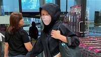 Greysia Polii mengapresiasi transportasi umum Jakarta yang dianggap sudah berbeda banget. Keren banget KAI Commuter Line Jabodetabek. Mana cuma Rp3.000 lagi! AC-nya dingin, dan yang paling penting, keretanya bersih. Kaget pas pertama kali masuk ke dalam keretanya. BTW, ini bukan endorse ya. Beneran pengen kasih apresiasi buat transportasi umum di Jakarta. Transportasi publik kita sudah baik, dan semoga ke depannya bisa terus makin nyaman, makin aman, dan makin baik lagi, tulisnya. (Foto: dok Instagram greyspolii)