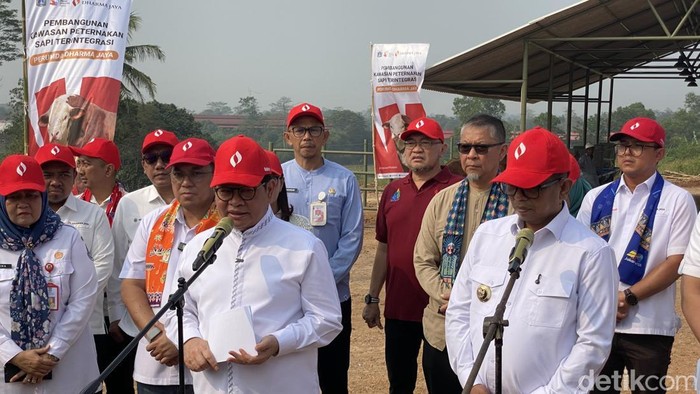 Gubernur Banten Andra Soni dan Gubernur DKI Pramono Anung buka suara soal pemeliharaan halte Transjabodetabek di wilayah Banten. (Devi/detikcom)