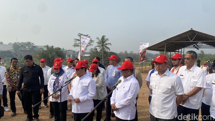 Gubernur Banten Andra Soni dan Gubernur DKI Pramono Anung buka suara soal pemeliharaan halte Transjabodetabek di wilayah Banten. (Devi/detikcom)