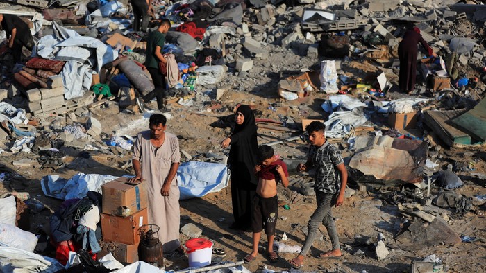 Warga Palestina memeriksa lokasi serangan Israel yang menghantam sebuah rumah di Kota Gaza pada Rabu (30/7/2026). (Reuters)

