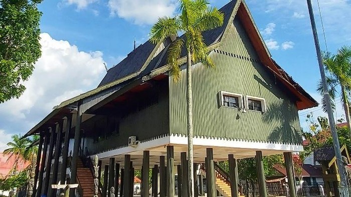 Huma betang atau rumah betang. (Laman Pemprov Kalteng)