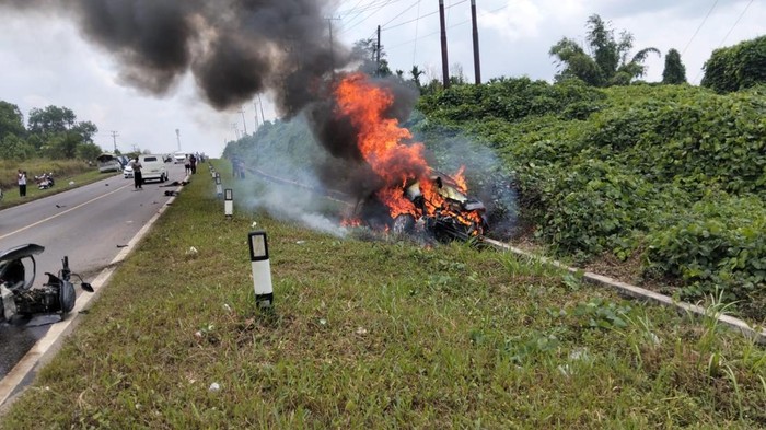 Innova terbakar usai tabrakan dengan Nmax di Bungo, Jambi hingga dua pemotor tewas