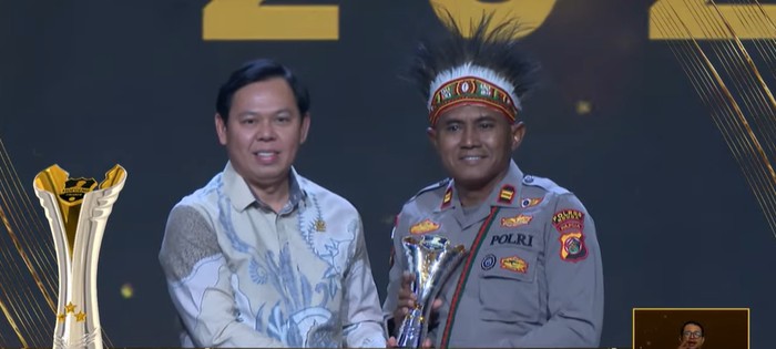 Ketua DPD Sultan Bachtiar Najamudin dan Iptu Motalip Litiloly.