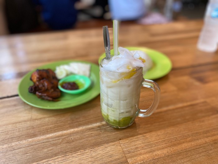 Jajan di Bioskop Tertua Indonesia, Ini Kuliner Legendaris yang Wajib Dicoba