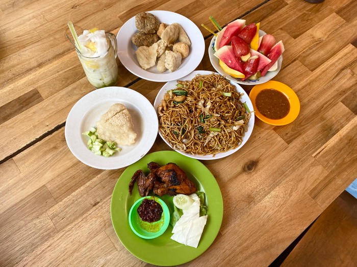 Jajan di Bioskop Tertua Indonesia, Ini Kuliner Legendaris yang Wajib Dicoba