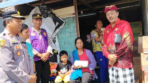 Jajaran Polres Tabanan melalui Polsek Baturiti memberikan bantuan sosial dan konseling bagi salah satu keluarga tersangka pengeroyokan di Banjar Dinas Juwuk Legi, Desa Batunya, Kecamatan Baturiti, Jumat (31/7/2026)