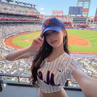 Jang Wonyoung IVE menyedot perhatian publik dengan pesonanya saat melakukan lemparan pertama seremonial untuk tim bisbol New York Mets sebelum melawan Los Angeles Dodgers. Foto: dok. Instagram @for_everyoung10