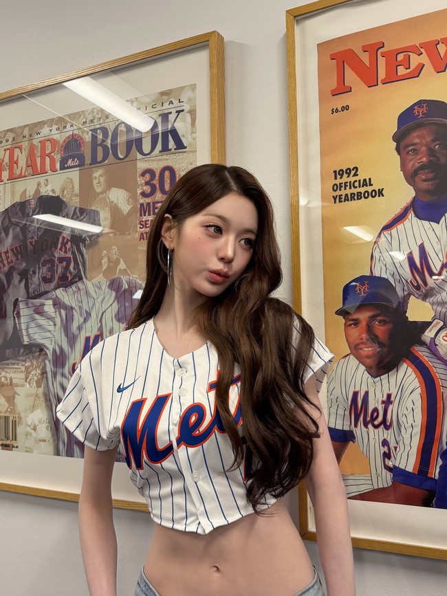 Tak sendiri, dalam kesempatan itu hadir personel girl group IVE lainnya. An Yujin, Leeseo, Liz, Rei, dan Gaeul bergabung bersama Jang Wonyoung ke lapangan setelah melakukan lemparan. Foto: dok. Instagram @for_everyoung10