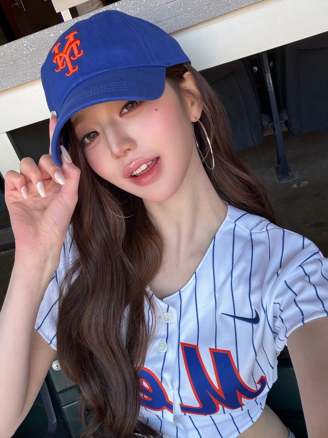 “The only thing I threw was good luck🍀✨🧚🏻‍♀️⚾️” tulis Jang Wonyoung sebagai caption. Ia selama ini mempopulerkan istilah Lucky Vicky, pola pikir berpikir positif untuk melihat sisi baik dan keberuntungan dari setiap situasi bahkan dalam hal buruk. Foto: dok. Instagram @for_everyoung10