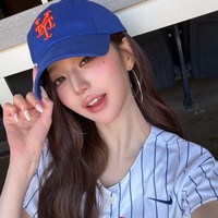 “The only thing I threw was good luck🍀✨🧚🏻‍♀️⚾️” tulis Jang Wonyoung sebagai caption. Ia selama ini mempopulerkan istilah Lucky Vicky, pola pikir berpikir positif untuk melihat sisi baik dan keberuntungan dari setiap situasi bahkan dalam hal buruk. Foto: dok. Instagram @for_everyoung10