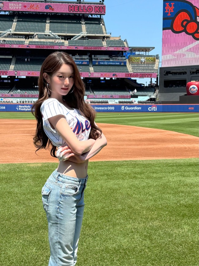 Sebagai first pitcher, Jang Wonyoung memilih gaya sporty sekaligus chic. Ia memadukan jersey New York Mets dengan celana jeans biru muda, membuat postur jenjangnya semakin kentara dengan tinggi badan 173 cm. Foto: dok. Instagram @for_everyoung10
