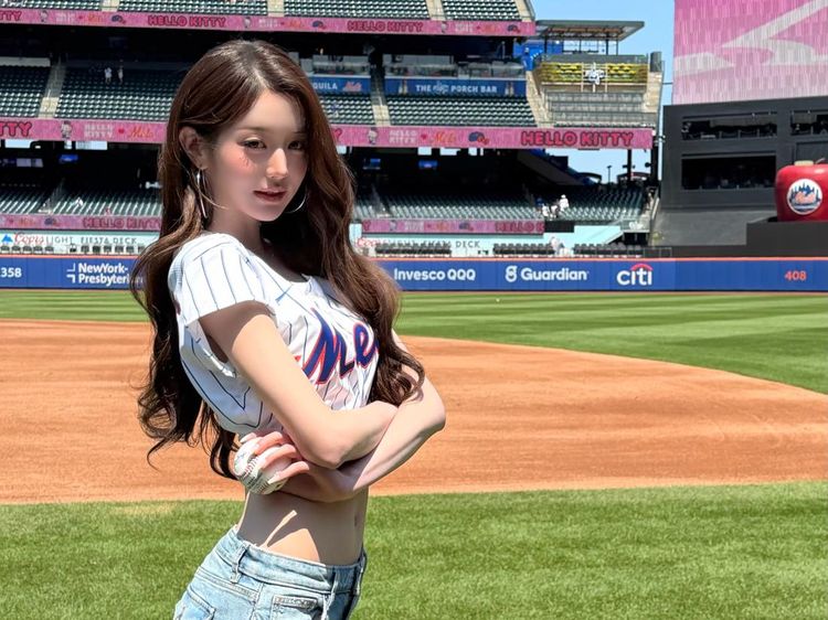 Jang Wonyoung IVE Jadi Pelempar Bisbol di AS, Pinggang Semut Bikin Iri