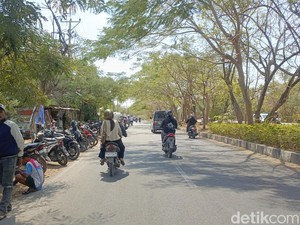 Jokowi Mulai Safari Politik di NTT, Bagikan Kaus di Sepanjang Jalan
