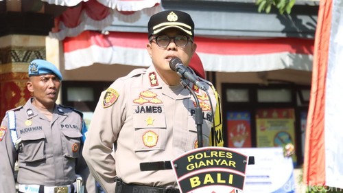 Kapolres Gianyar AKBP James Rajaguguk saat prosesi pelepasan AKBP Chandra Kesuma di Mapolres Gianyar, Jumat (31/7/2026).