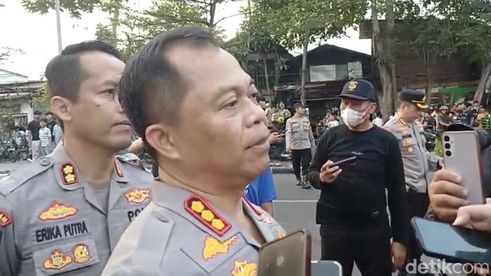 Kapolrestabes Surabaya Kombes Luthfie Sulistiawan usai membubarkan massa PSHT yang hendak merangsek ke markas DC di Jalan Teuku Umar.