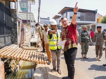 Kawal Aspirasi Warga, Kenneth DPRD DKI Turun Langsung Awasi Pembangunan Drainase