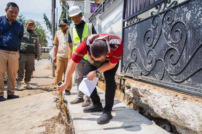 Kawal Aspirasi Warga, Kenneth DPRD DKI Turun Langsung Awasi Pembangunan Drainase