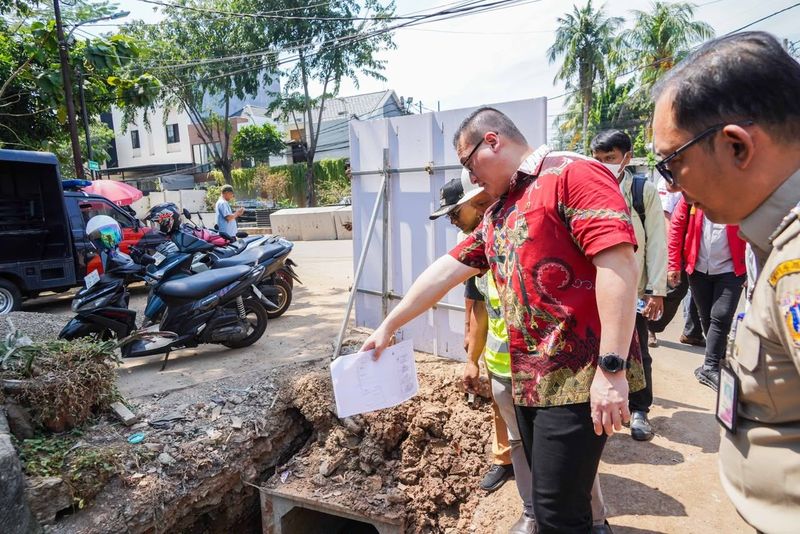 Kawal Aspirasi Warga, Kenneth DPRD DKI Turun Langsung Awasi Pembangunan Drainase