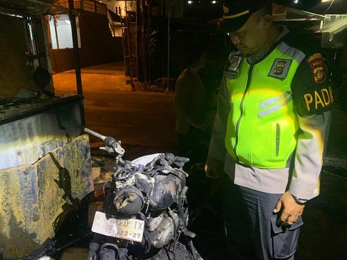 TKP kebakaran sepeda motor di Jalan Tukad Yeh Aya, Denpasar. (Dok. Polresta Denpasar)
