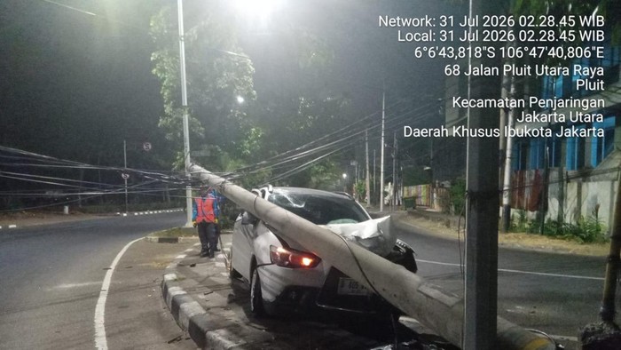 Kecelakaan tunggal terjadi di Jalan Penjaringan, Jakarta Utara (Jakut). Satu unit mobil menabrak tiang listrik hingga roboh. (Dok TMC Polda Metro Jaya).