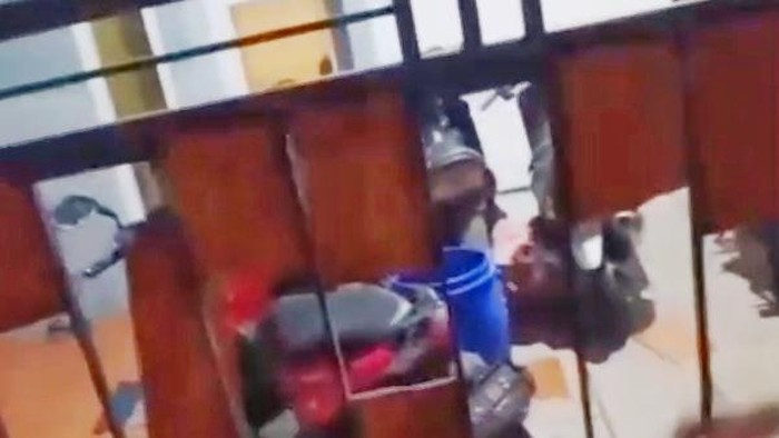 Kelompok yang diduga melakukan perusakan di rumah kontrakan polisi di Klari, Karawang