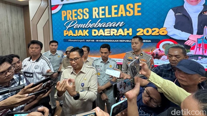 Kepala Bidang Pajak Daerah Bapenda Jatim, Kresna Bimasakti memberi penjelasan soal pemutihan pajak kendaraan bermotor di Jawa Timur pada 2026.