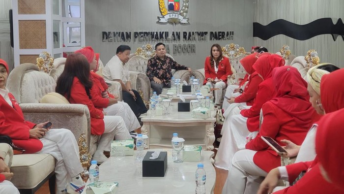 Ketua DPRD Kota Bogor, Dr. Adityawarman Adil didampingi Wakil Ketua Komisi III DPRD Kota Bogor, Abdul Rosyid menerima audiensi pengurus Perempuan Indonesia Maju (PIM) Bogor Raya.