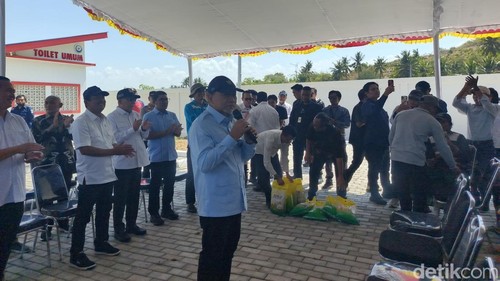 Menko Bidang Pangan, Zulkifli Hasan atau Zulhas, saat meninjau bangunan KNMP di Desa Bilelando, Kecamatan Praya Timur, Lombok Tengah, Nusa Tenggara Barat (NTB), Jumat (31/7/2026).