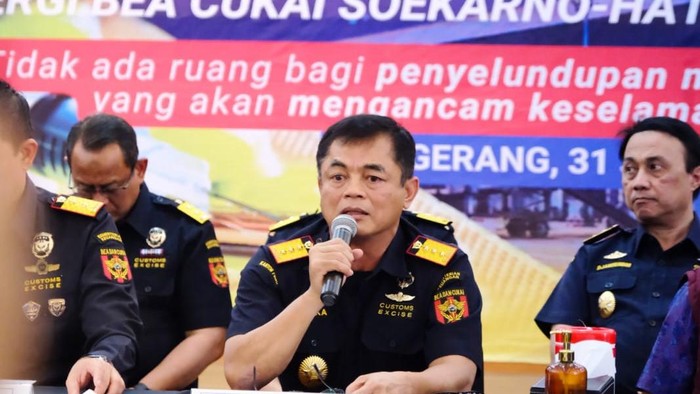 Dirjen Bea dan Cukai Djaka Budhi Utama menggelar konferensi pers di Bandara Soekarno-Hatta, Tangerang terkait penyelundupan ekstasi oleh pilot Malaysia, Jumat (31/7/2026).