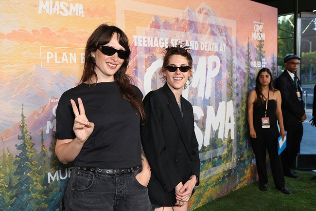 Wanita 36 tahun itu memilih gaya kasual dengan padanan t-shirt dan blazer oversized yang membuatnya sekilas tampak tidak mengenakan bawahan. Foto: Mubi via Getty Images/JC Olivera