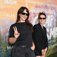 Wanita 36 tahun itu memilih gaya kasual dengan padanan t-shirt dan blazer oversized yang membuatnya sekilas tampak tidak mengenakan bawahan. Foto: Mubi via Getty Images/JC Olivera