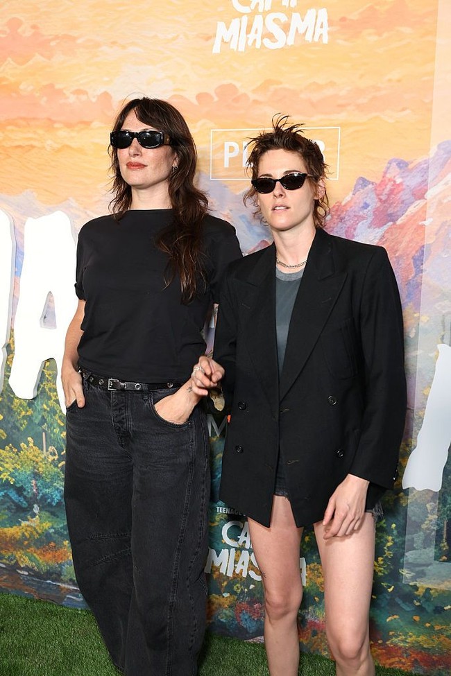 Kristen Stewart tampil di pemutaran perdana ‘Teenage Sex and Death at Camp Miasma’ di Los Angeles. Penampilannya mengenakan celana denim berpotongan sangat pendek menuai sorotan. Foto: Mubi via Getty Images/JC Olivera