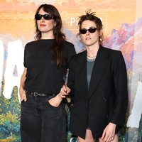 Kristen Stewart tampil di pemutaran perdana ‘Teenage Sex and Death at Camp Miasma’ di Los Angeles. Penampilannya mengenakan celana denim berpotongan sangat pendek menuai sorotan. Foto: Mubi via Getty Images/JC Olivera