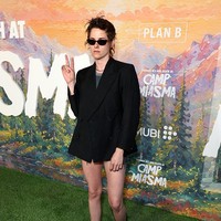 Kristen Stewart tidak asing dengan gaya busana seksi. Dalam beberapa kesempatan, aktris ‘Twilight’ tersebut juga sering memakai celana super pendek. Foto: Mubi via Getty Images/JC Olivera