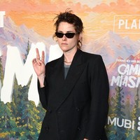 Penampilan Terbaru Kristen Stewart, Pakai Celana Super Pendek di Red Carpet