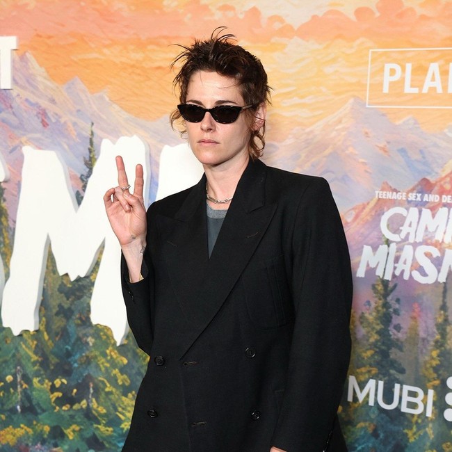 Penampilan Terbaru Kristen Stewart, Pakai Celana Super Pendek di Red Carpet