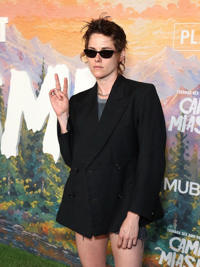 Penampilan Terbaru Kristen Stewart, Pakai Celana Super Pendek di Red Carpet