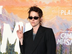 Penampilan Terbaru Kristen Stewart, Pakai Celana Super Pendek di Red Carpet