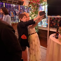 Kristen Stewart tidak bermain namun ia menjadi bagian dari film yang dibintangi Gillian Anderson tersebut sejak Festival Film Internasional Biarritz Nouvelles Vagues. Saat ketua juri, Kristen menganugerahkan hadiah khusus pada pedang Jane Schoenbrun, sang sutradara. Foto: Instagram @gilliana