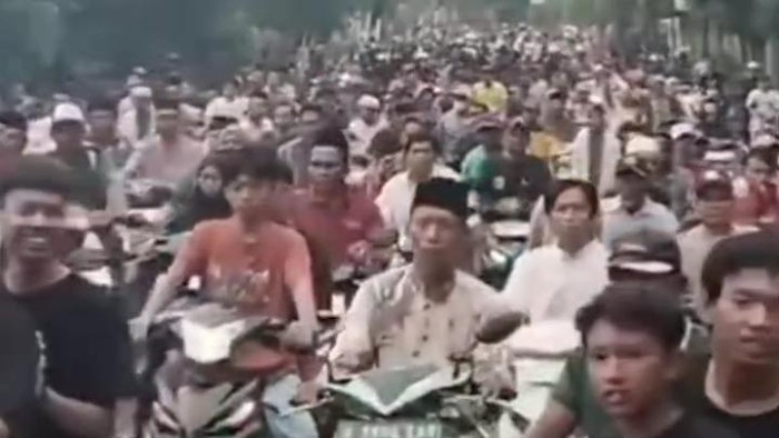Lautan warga mengiring jenazah Kades Pegiringan, Pemalang, Kamis (30/7/2026)