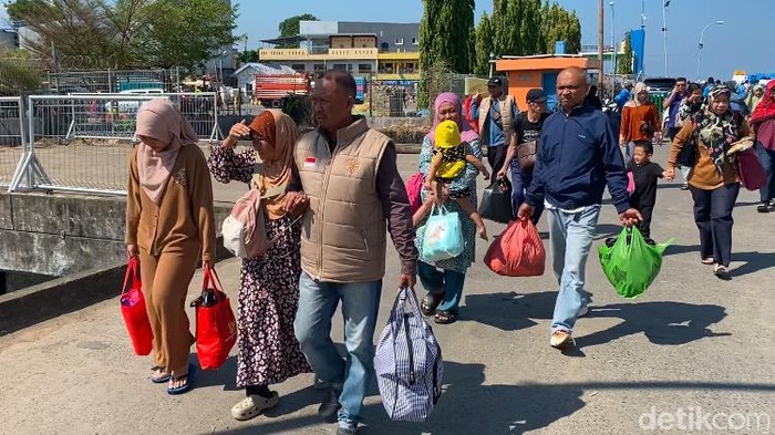 Lima Pekerja Migran Indonesia dari Sulsel dideportasi dari Malaysia tiba di Pelabuhan Parepare.