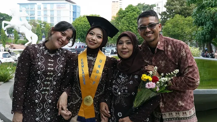 Marsya Wijayanti (tengah) wisudawan Undip yang lulus dengan beasiswa KIP-K.