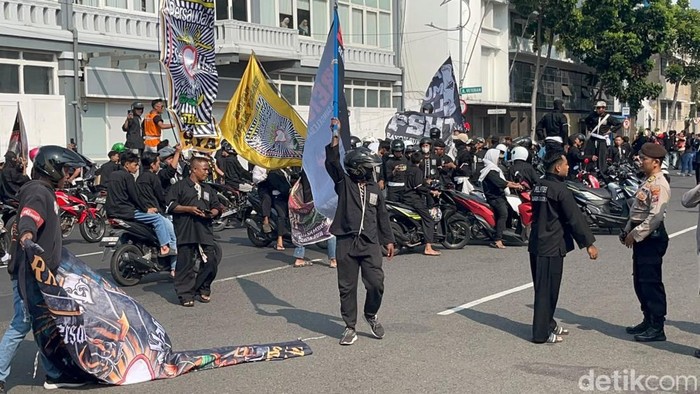 Massa PSHT mendatangi Polrestabes Surabaya