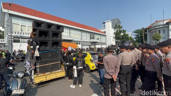 Massa PSHT mendatangi Polrestabes Surabaya