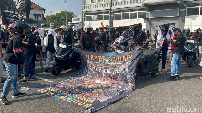 Massa PSHT mendatangi Polrestabes Surabaya