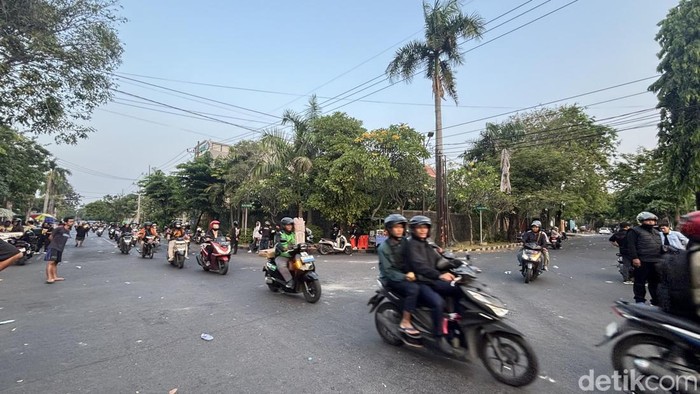 Massa PSHT mulai membubarkan diri dari Jalan Teuku Umar Surabaya